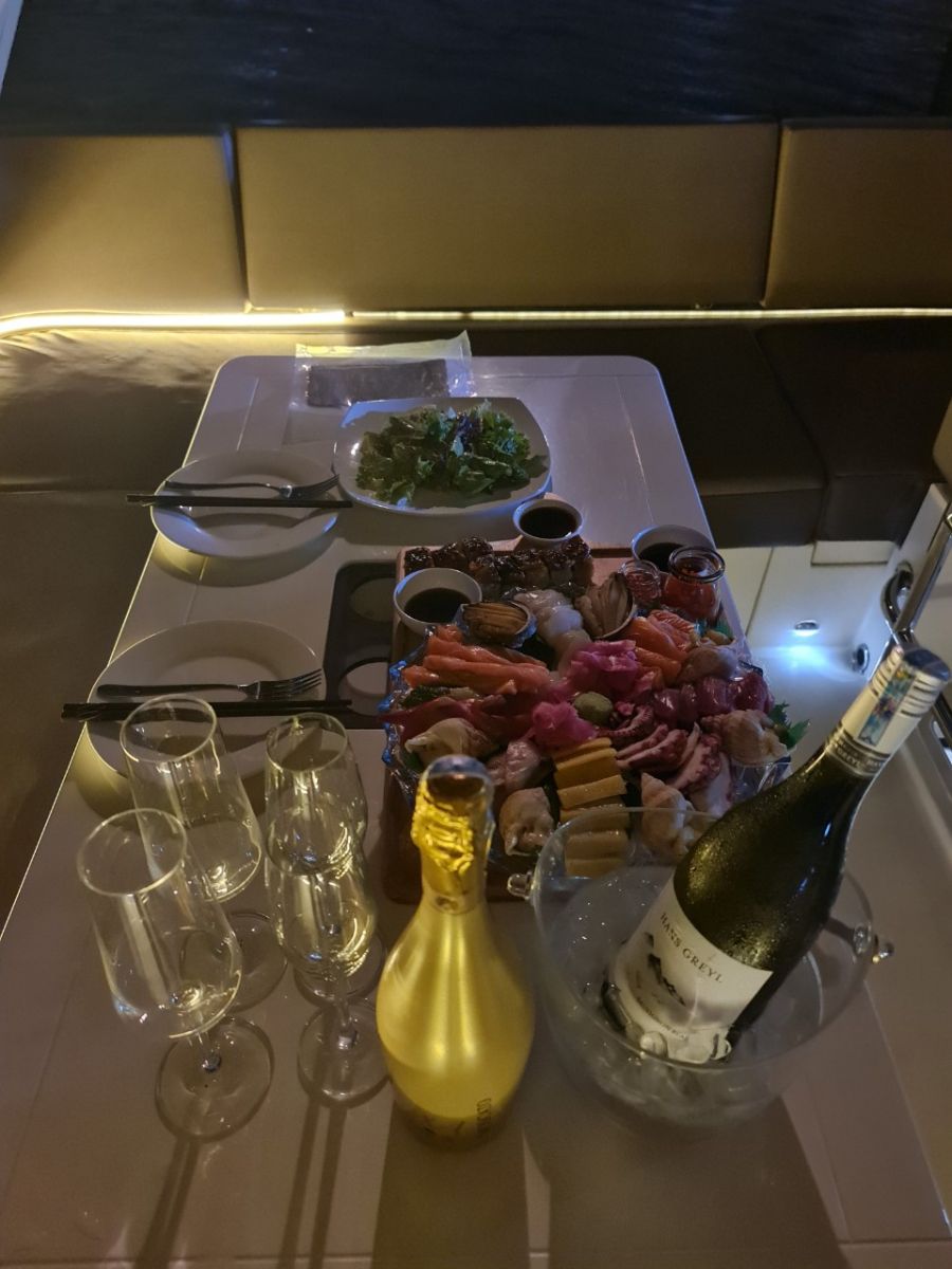 ban-an-tren-noc-du-thuyen-galeon-420 fly